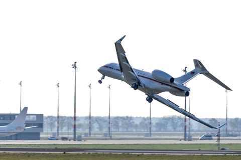 Regierungsflieger mit waghalsigem Manöver in Berlin-Schönefeld