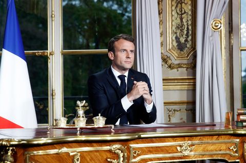 Emmanuel Macron, Präsident von Frankreich, sitzt an einem Schreibtisch im Elysee-Palast und hält eine Ansprache.