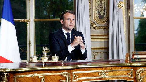 Emmanuel Macron, Präsident von Frankreich, sitzt an einem Schreibtisch im Elysee-Palast und hält eine Ansprache.