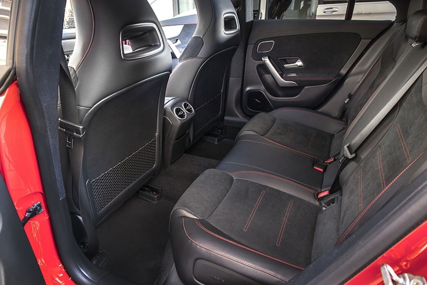 Mercedes CLA 250 4matic - mäßiges Platzangebot im Fond
