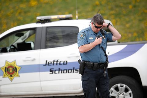 Ein Polizist bewacht die Columbine Highschool