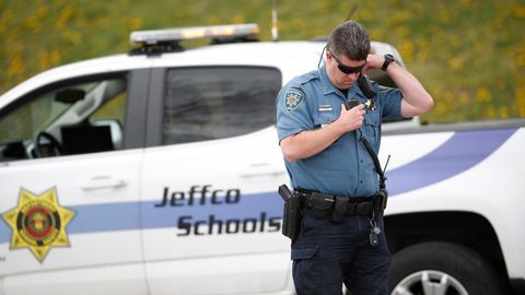 Ein Polizist bewacht die Columbine Highschool