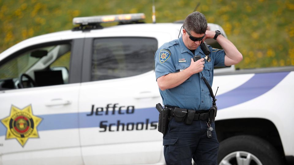 Ein Polizist bewacht die Columbine Highschool