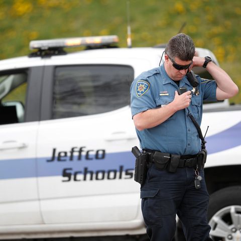 Ein Polizist bewacht die Columbine Highschool