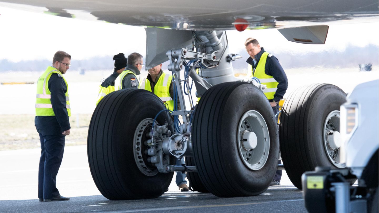 Nach einer viermonatigen Generalüberholung verliert Regierungsflieger "Konrad Adenauer" auf dem ersten Dienstflug bei der Landung in New York ein Reifen Luft. Bundesaußenminister Heiko Maas (SPD) muss mehr als eine Stunde lang in dem Airbus A340 warten, bis er aussteigen kann – und verspätet sich im UN-Sicherheitsrat.