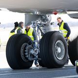 Nach einer viermonatigen Generalüberholung verliert Regierungsflieger "Konrad Adenauer" auf dem ersten Dienstflug bei der Landung in New York ein Reifen Luft. Bundesaußenminister Heiko Maas (SPD) muss mehr als eine Stunde lang in dem Airbus A340 warten, bis er aussteigen kann – und verspätet sich im UN-Sicherheitsrat.