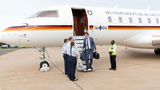 Die Reise von Entwicklungsminister Gerd Müller (CSU) in drei Ländern des südlichen Afrikas wird wegen gleich zweier Defekte an der Bombardier Global 5000 zu einer kleinen Odyssee.
