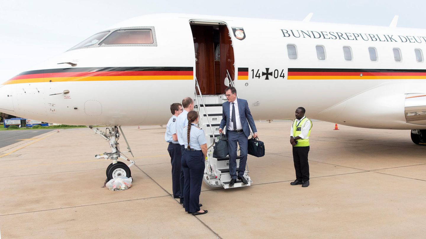Die Reise von Entwicklungsminister Gerd Müller (CSU) in drei Ländern des südlichen Afrikas wird wegen gleich zweier Defekte an der Bombardier Global 5000 zu einer kleinen Odyssee.