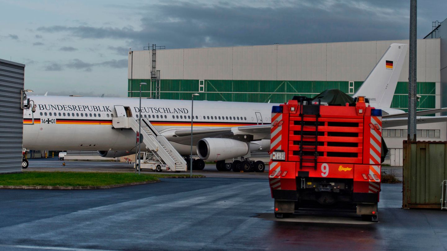 Die "Konrad Adenauer" mit Kanzlerin Angela Merkel (CDU) und Finanzminister Olaf Scholz (SPD) an Bord kehrt auf dem Weg zum G20-Gipfel in Buenos Aires um und landet in Köln, weil ein defektes Teil die Funksysteme lahmgelegt hat. "Es war eine ernsthafte Störung", kommentierte Merkel. Beide fliegen am nächsten Tag mit Linienflugzeugen nach Argentinien.