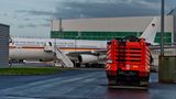 Die "Konrad Adenauer" mit Kanzlerin Angela Merkel (CDU) und Finanzminister Olaf Scholz (SPD) an Bord kehrt auf dem Weg zum G20-Gipfel in Buenos Aires um und landet in Köln, weil ein defektes Teil die Funksysteme lahmgelegt hat. "Es war eine ernsthafte Störung", kommentierte Merkel. Beide fliegen am nächsten Tag mit Linienflugzeugen nach Argentinien.