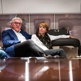 Bundespräsident Frank-Walter Steinmeier und seine Frau Elke Büdenbender harren wegen eines Triebwerksdefekts der "Konrad Adenauer" stundenlang in Südafrika aus. Ein Triebwerk des Airbus A340 kann nur mit Hilfe eines externen Geräts gestartet werden.
