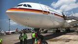 Gestrandet auf dem Flughafen Nusa Dua auf Bali: Nagetiere knabbern bei einem Stopp in Indonesien wichtige Kabel der "Konrad Adenauer" an. Finanzminister Scholz kehrt per Linienflug von der Tagung des Internationalen Währungsfonds zurück nach Deutschland.