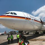 Gestrandet auf dem Flughafen Nusa Dua auf Bali: Nagetiere knabbern bei einem Stopp in Indonesien wichtige Kabel der "Konrad Adenauer" an. Finanzminister Scholz kehrt per Linienflug von der Tagung des Internationalen Währungsfonds zurück nach Deutschland.