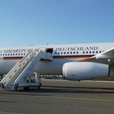 Wegen eines Hydraulikschadens am Airbus A340 muss Bundespräsident Frank-Walter Steinmeier kurz vor Abflug zur Einweihung der Gedenkstätte Malyj Trostenez in die Republik Weißrussland auf eine Ersatzmaschine umsteigen.