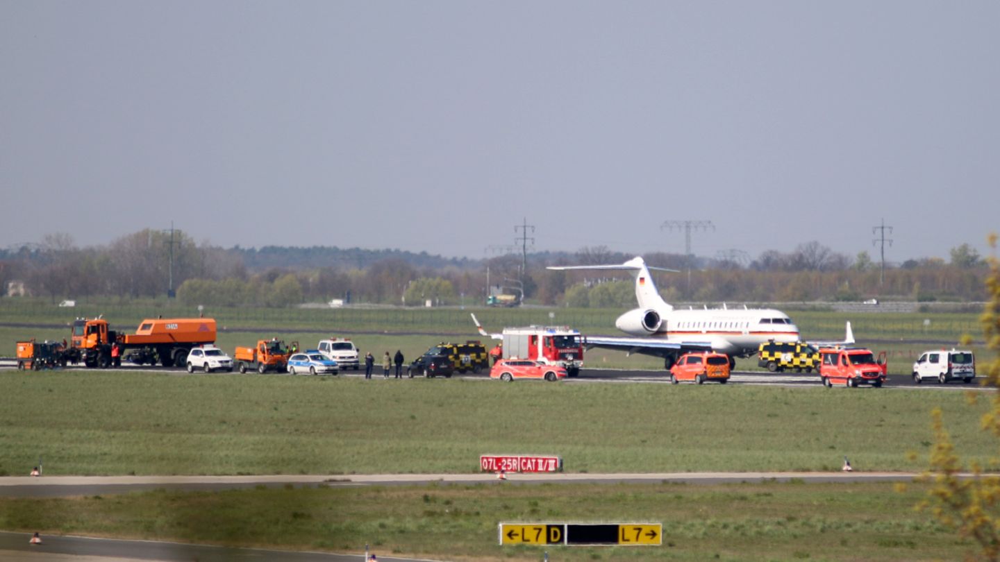 April 2019 Eine der vier Global 5000 der Flugbereitschaft der Bundeswehr muss kurz nach dem Start in Schönefeld Richtung Köln wegen "unkontrollierter Flugbewegungen" umkehren und notlanden. Zuvor war beim Businessjet ein 30-Monats-Checkup durchgeführt worden. Die Piloten haben "den Jet unter schwierigsten Bedingungen zu Boden bringen und damit Schlimmeres verhindern können", sagt Verteidigungsministerin Ursula von der Leyen.