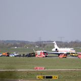 Eine der vier Global 5000 der Flugbereitschaft der Bundeswehr muss kurz nach dem Start in Schönefeld Richtung Köln wegen "unkontrollierter Flugbewegungen" umkehren und notlanden. Zuvor war beim Businessjet ein 30-Monats-Checkup durchgeführt worden. Die Piloten haben "den Jet unter schwierigsten Bedingungen zu Boden bringen und damit Schlimmeres verhindern können", sagt Verteidigungsministerin Ursula von der Leyen.