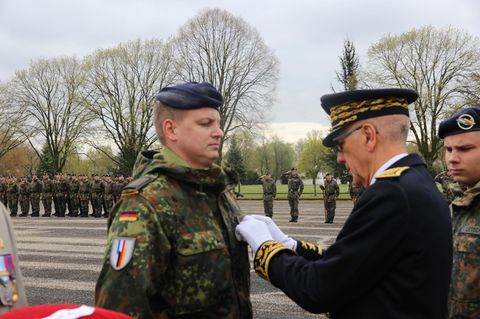 Auto und Fahrer versinken im Rhein. Ein Bundeswehrsoldat springt hinterher. Und rettet zwei Leben