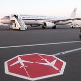 Eigentlich will Finanzminister Olaf Scholz mit dem Airbus A340 "Konrad Adenauer" zur Jahrestagung des Internationalen Währungsfonds nach Washington fliegen. Doch der Flieger hat die zweite Panne innerhalb von zehn Tagen. So steigt Scholz auf einen kleineren Airbus A321 um. Wegen der geringeren Reichweite der Maschine muss der Minister einen Tankstopp in Island einlegen.