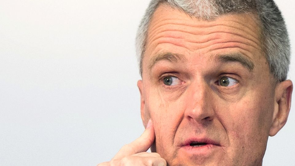 Führungsschwäche: Stefan Heidenreich, 56, Ex-Vorstand Beiersdorf So viel wie er sahnte noch niemand ab: Der Chef des Nivea-Konzerns erhielt mit 23,45 Millionen Euro die höchste Vergütung, die je ein Dax-Manager kassiert hat. Für seine Arbeit im Jahr 2018 wurde Heidenreich zwar "nur" mit 5,5 Millionen Euro entlohnt, doch er profitierte von der Auszahlung eines langfristigen Bonusprogramms, das über seine gesamte Amtszeit von sieben Jahren lief und rückwirkend fällig wurde: So bekam er noch einmal 18 Millionen Euro extra. Heidenreich machte sich vor allem die Folgen der Finanzkrise zunutze. Damals empörte sich die Öffentlichkeit über Topmanager, bei denen Leistung und Gehalt himmelweit auseinanderklafften. Die Regierung drängte die Unternehmen, die Bezahlung ihrer Bosse nicht am schnellen Erfolg, sondern an langfristigen Zielen zu orientieren, und zwang sie, die Vergütung der Vorstände offenzulegen. Doch weder öffentlicher Druck noch erzwungene Transparenz haben bei der deutschen Wirtschaftselite zu mehr Bescheidenheit geführt. Im Gegenteil. Allein im vergangenen schwierigen Börsenjahr stiegen die Vorstandsgehälter um knapp vier Prozent. Heidenreich erreichte seine Rekordzahlung, indem er während seiner Amtszeit zwar die Gewinnmargen hochfuhr – daran war schließlich sein Bonus gekoppelt. Zugleich aber verzichtete er auf wichtige Zukunftsinvestitionen für das Unternehmen. Sie sanken zwischen 2014 und 2016 von 4,8 Prozent des Umsatzes auf den "Tiefpunkt" von 2,4 Prozent. Die Folgen muss nun sein Nachfolger ausbaden. Heidenreich hat im Dezember 2018, ein Jahr vor Vertragsende, bei Beiersdorf aufgehört. Sein Gehalt bekommt er aber selbstverständlich auch 2019 aufs Konto überwiesen. Stefan Heidenreich, 56, Ex-Vorstand Beiersdorf So viel wie er sahnte noch niemand ab: Der Chef des Nivea-Konzerns erhielt mit 23,45 Millionen Euro die höchste Vergütung, die je ein Dax-Manager kassiert hat. Für seine Arbeit im Jahr 2018 wurde Heidenreich zwar "nur" mit 5,5 Millionen Euro entlohnt, doch er profitierte von der Auszahlung eines langfristigen Bonusprogramms, das über seine gesamte Amtszeit von sieben Jahren lief und rückwirkend fällig wurde: So bekam er noch einmal 18 Millionen Euro extra. Heidenreich machte sich vor allem die Folgen der Finanzkrise zunutze. Damals empörte sich die Öffentlichkeit über Topmanager, bei denen Leistung und Gehalt himmelweit auseinanderklafften. Die Regierung drängte die Unternehmen, die Bezahlung ihrer Bosse nicht am schnellen Erfolg, sondern an langfristigen Zielen zu orientieren, und zwang sie, die Vergütung der Vorstände offenzulegen. Doch weder öffentlicher Druck noch erzwungene Transparenz haben bei der deutschen Wirtschaftselite zu mehr Bescheidenheit geführt. Im Gegenteil. Allein im vergangenen schwierigen Börsenjahr stiegen die Vorstandsgehälter um knapp vier Prozent. Heidenreich erreichte seine Rekordzahlung, indem er während seiner Amtszeit zwar die Gewinnmargen hochfuhr – daran war schließlich sein Bonus gekoppelt. Zugleich aber verzichtete er auf wichtige Zukunftsinvestitionen für das Unternehmen. Sie sanken zwischen 2014 und 2016 von 4,8 Prozent des Umsatzes auf den "Tiefpunkt" von 2,4 Prozent. Die Folgen muss nun sein Nachfolger ausbaden. Heidenreich hat im Dezember 2018, ein Jahr vor Vertragsende, bei Beiersdorf aufgehört. Sein Gehalt bekommt er aber selbstverständlich auch 2019 aufs Konto überwiesen.