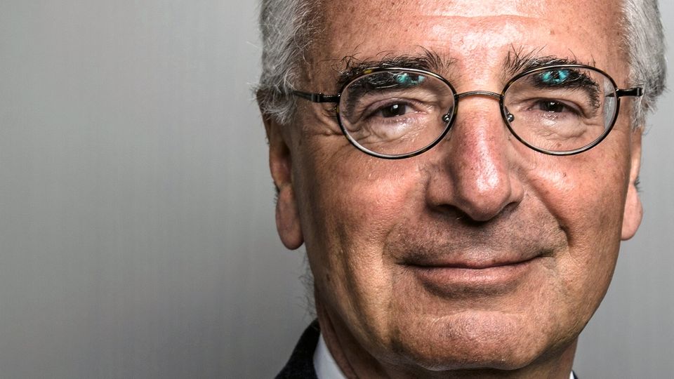 Führungsschwäche: Paul Achleitner, 62, Aufsichtsratschef Deutsche Bank Lange galt er als der Midas der Finanzwirtschaft. Als einer, der alles in Gold verwandelt. Achleitner siedelte die hungrige US-Investmentbank Goldman Sachs in Frankfurt an, die heute tief in diverse deutsche Konzerne hineinregiert. Er orchestrierte maßgeblich den Börsengang der Telekom („Volksaktie“), und auch bei der "Hochzeit im Himmel" zwischen Daimler und Chrysler gehörte er zum Planungsteam. Im Jahr 2000 wurde er Finanzvorstand der Allianz und fädelte die Übernahme der Dresdner Bank ein. Doch am Ende erwies sich wenig als Gold, was Achleitner glänzen ließ. Der Kurs der "Volksaktie" brach ein, die Ehe von Daimler und Chrysler scheiterte ebenso wie die von Allianz und Dresdner. Sein Treiben kostete die Unternehmen viele Milliarden Euro. Doch den Österreicher, der Probleme gern wegcharmiert, focht das nicht an. Achleitner entschied sich zur Zweitkarriere als Berufsaufsichtsrat – bis 2013 bei RWE und bis heute bei Daimler, Bayer und der Deutschen Bank. Doch weiterhin gilt: nirgendwo Glanz. RWE liegt am Boden, Bayer ebenso, und Daimler muss drastisch sparen, um das Zeitalter der Elektromobilität zu erreichen. Die dicksten Böcke aber schoss der 62-Jährige, der 2017 zu 70 Aufsichtsratssitzungen reiste, wohl bei der Deutschen Bank. Seit 2012 ist er dort Oberaufseher – mit einem Rekord-Jahressalär von 800.000 Euro. Die Bank mit einstiger Weltgeltung liegt in Trümmern. Viele Skandale, null Strategie. Der Aktienkurs fällt weiter, und die Rettung soll nun die Fusion mit der trostlosen Commerzbank sein. Ausgerechnet. 30.000 Mitarbeiter bangen um ihre Jobs. Unter dem alten Achleitner, so murren die Investoren, durften die Vorstandschefs Anshu Jain und John Cryan viel zu lange vor sich hin dilettieren. Der heutige CEO Christian Sewing, Midas' Wunschkandidat, reihe sich da nahtlos ein. Paul Achleitner, 62, Aufsichtsratschef Deutsche Bank Lange galt er als der Midas der Finanzwirtschaft. Als einer, der alles in Gold verwandelt. Achleitner siedelte die hungrige US-Investmentbank Goldman Sachs in Frankfurt an, die heute tief in diverse deutsche Konzerne hineinregiert. Er orchestrierte maßgeblich den Börsengang der Telekom („Volksaktie“), und auch bei der "Hochzeit im Himmel" zwischen Daimler und Chrysler gehörte er zum Planungsteam. Im Jahr 2000 wurde er Finanzvorstand der Allianz und fädelte die Übernahme der Dresdner Bank ein. Doch am Ende erwies sich wenig als Gold, was Achleitner glänzen ließ. Der Kurs der "Volksaktie" brach ein, die Ehe von Daimler und Chrysler scheiterte ebenso wie die von Allianz und Dresdner. Sein Treiben kostete die Unternehmen viele Milliarden Euro. Doch den Österreicher, der Probleme gern wegcharmiert, focht das nicht an. Achleitner entschied sich zur Zweitkarriere als Berufsaufsichtsrat – bis 2013 bei RWE und bis heute bei Daimler, Bayer und der Deutschen Bank. Doch weiterhin gilt: nirgendwo Glanz. RWE liegt am Boden, Bayer ebenso, und Daimler muss drastisch sparen, um das Zeitalter der Elektromobilität zu erreichen. Die dicksten Böcke aber schoss der 62-Jährige, der 2017 zu 70 Aufsichtsratssitzungen reiste, wohl bei der Deutschen Bank. Seit 2012 ist er dort Oberaufseher – mit einem Rekord-Jahressalär von 800.000 Euro. Die Bank mit einstiger Weltgeltung liegt in Trümmern. Viele Skandale, null Strategie. Der Aktienkurs fällt weiter, und die Rettung soll nun die Fusion mit der trostlosen Commerzbank sein. Ausgerechnet. 30.000 Mitarbeiter bangen um ihre Jobs. Unter dem alten Achleitner, so murren die Investoren, durften die Vorstandschefs Anshu Jain und John Cryan viel zu lange vor sich hin dilettieren. Der heutige CEO Christian Sewing, Midas' Wunschkandidat, reihe sich da nahtlos ein.