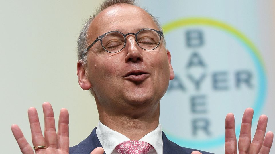 Führungsschwäche: Werner Baumann, 56, Bayer-Chef Er hätte Neil Young hören sollen. Der tingelte 2015 mit seinem Protestsong "Monsanto Years" durch Amerika und sang von "der giftigen Flut" und vom Monsanto-Unkrautvernichter Glyphosat, der den Bauern "das Leben zur Hölle macht". 2015 war das Jahr, in dem die Internationale Krebsforschungsagentur IARC das Mittel als "wahrscheinlich krebserregend" einstufte. 2015 war auch das Jahr, in dem Bayer-Chef Werner Baumann den Plan fasste, den US-Konzern zu kaufen. Baumann interessierten erst in zweiter Linie Produkte oder gar Moral. Für ihn ging es ums Überleben als CEO der Bayer AG. Seine Branche hatte ein rasendes Fressfieber erfasst. Alle Chemie-Riesen kauften und fusionierten. Für Bayer blieb nur noch Monsanto übrig. Baumann zahlte dafür unfassbare 63 Milliarden US-Dollar. Es war die teuerste Übernahme in der deutschen Konzerngeschichte. Und wird vielleicht bald Baumanns Verhängnis. Heute klagen über 11 000 amerikanische Krebspatienten auf Schadensersatz – und es könnten noch viele mehr werden. Die ersten zwei Prozesse verlor Bayer in erster Instanz. Einem Kläger wurden 78 Millionen Dollar zugesprochen. Experten schätzen, dass Bayer am Ende des Prozess-Marathons zwischen fünf und 30 Milliarden Dollar zahlen muss. Investoren flohen in Scharen, der Kurs der Bayer-Aktie stürzte ab, allein in Deutschland sollen 4500 Stellen gestrichen werden. Der gesamte Konzern ist inzwischen an der Börse weniger wert, als Baumann für Monsanto gezahlt hat. Der aber glaubt immer noch an den Deal. Erst einmal sollen US-Staranwälte die Klagen durch alle Instanzen treiben. Das dauert Jahre. Und dann könnte sich Bayer mit den Klägern immer noch außergerichtlich einigen – sofern diese dann noch leben. Der Konzern würde ein paar Milliarden zahlen, aber Baumann und Bayer wären davongekommen. Es könnte aber auch sein, dass Bayer zum Ziel für Hedgefonds wird, die den Konzern zerschlagen und die Einzelteile meistbietend verkaufen. Das wäre nicht nur das Aus von Baumann als CEO, sondern das Ende der 155 Jahre alten Bayer AG, die 2014 noch das wertvollste deutsche Dax-Unternehmen war. Werner Baumann, 56, Bayer-Chef Er hätte Neil Young hören sollen. Der tingelte 2015 mit seinem Protestsong "Monsanto Years" durch Amerika und sang von "der giftigen Flut" und vom Monsanto-Unkrautvernichter Glyphosat, der den Bauern "das Leben zur Hölle macht". 2015 war das Jahr, in dem die Internationale Krebsforschungsagentur IARC das Mittel als "wahrscheinlich krebserregend" einstufte. 2015 war auch das Jahr, in dem Bayer-Chef Werner Baumann den Plan fasste, den US-Konzern zu kaufen. Baumann interessierten erst in zweiter Linie Produkte oder gar Moral. Für ihn ging es ums Überleben als CEO der Bayer AG. Seine Branche hatte ein rasendes Fressfieber erfasst. Alle Chemie-Riesen kauften und fusionierten. Für Bayer blieb nur noch Monsanto übrig. Baumann zahlte dafür unfassbare 63 Milliarden US-Dollar. Es war die teuerste Übernahme in der deutschen Konzerngeschichte. Und wird vielleicht bald Baumanns Verhängnis. Heute klagen über 11 000 amerikanische Krebspatienten auf Schadensersatz – und es könnten noch viele mehr werden. Die ersten zwei Prozesse verlor Bayer in erster Instanz. Einem Kläger wurden 78 Millionen Dollar zugesprochen. Experten schätzen, dass Bayer am Ende des Prozess-Marathons zwischen fünf und 30 Milliarden Dollar zahlen muss. Investoren flohen in Scharen, der Kurs der Bayer-Aktie stürzte ab, allein in Deutschland sollen 4500 Stellen gestrichen werden. Der gesamte Konzern ist inzwischen an der Börse weniger wert, als Baumann für Monsanto gezahlt hat. Der aber glaubt immer noch an den Deal. Erst einmal sollen US-Staranwälte die Klagen durch alle Instanzen treiben. Das dauert Jahre. Und dann könnte sich Bayer mit den Klägern immer noch außergerichtlich einigen – sofern diese dann noch leben. Der Konzern würde ein paar Milliarden zahlen, aber Baumann und Bayer wären davongekommen. Es könnte aber auch sein, dass Bayer zum Ziel für Hedgefonds wird, die den Konzern zerschlagen und die Einzelteile meistbietend verkaufen. Das wäre nicht nur das Aus von Baumann als CEO, sondern das Ende der 155 Jahre alten Bayer AG, die 2014 noch das wertvollste deutsche Dax-Unternehmen war.
