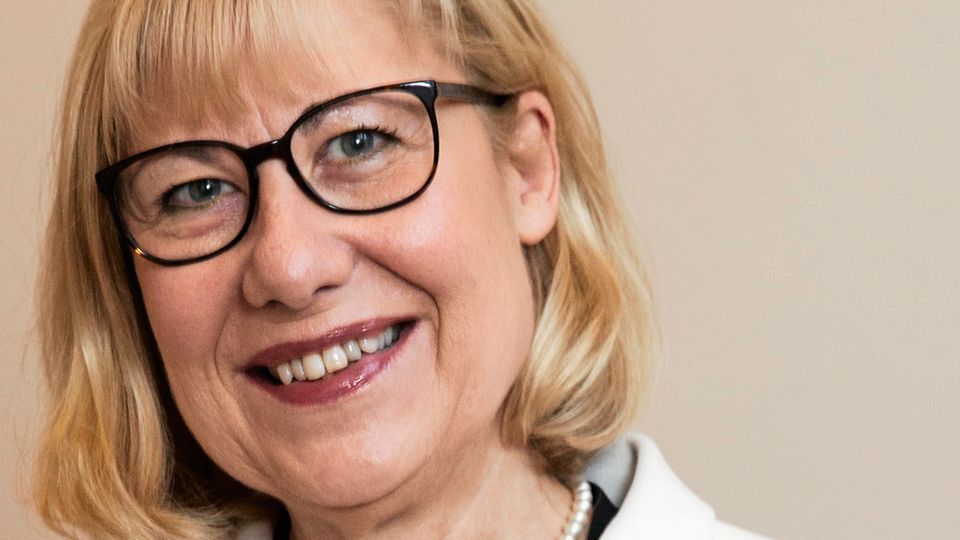 Führungsschwäche: Ursula Gather, 65 Krupp-Stiftungsvorsitzende Gewinne runter, Börsenkurs runter, Schulden rauf – das Unglück hat einen Namen: Ursula Gather. Von ihrem Büro in der Essener Villa Hügel aus leitet die Mathematikprofessorin die Krupp-Stiftung, die wiederum 21 Prozent am Industrie-Multi Thyssen-Krupp hält. Damit ist die Stiftung größter Aktionär – und Gather verantwortlich für die Zukunft eines riesigen Konzerns. Doch in diesem deutschen Traditionsunternehmen läuft es seit Monaten nicht rund. Zuerst warfen entnervt der Vorstands- und der Aufsichtsratschef das Handtuch. Dann zettelten Hedgefonds ein Gezerre um die Zerschlagung des Unternehmens an. Schließlich geriet die Nachfolgesuche nach Spitzenkräften zur Farce. Und mitten im Schlamassel suchte Gather nach Orientierung – bisher erfolglos. Sicher, es ist nicht allein ihre Schuld: Die Konstruktion, mit der Krupp-Patron Berthold Beitz das Erbe der Familie sichern wollte, missglückte. Solange Beitz lebte, war die Stiftung auf ihn zugeschnitten. Doch seit seinem Tod 2013 fehlt es im Kuratorium an unternehmerischem Geist. Neben Gather, die im Hauptberuf als Rektorin die Technische Universität Dortmund leitet, sitzen dort Beitz-Weggefährten wie etwa ein 95-jähriger Astrophysiker oder der Ex-WDR-Intendant Fritz Pleitgen. Der philanthropische Auftrag der Stiftung mag bei ihnen in guten Händen sein – aber die ökonomischen Entscheidungen für diesen schlingernden Konzern? Die Stiftung soll den Zusammenhalt und die Stabilität von Thyssen-Krupp sichern. Rund 160 000 Mitarbeiter vertrauen darauf. Doch in einem Akt der Selbstüberschätzung hat Ursula Gather kompetente Manager beiseitegedrängt und sich 2018 selbst in den Aufsichtsrat wählen lassen. Nun richten sich alle Augen auf sie. Ursula Gather, 65 Krupp-Stiftungsvorsitzende Gewinne runter, Börsenkurs runter, Schulden rauf – das Unglück hat einen Namen: Ursula Gather. Von ihrem Büro in der Essener Villa Hügel aus leitet die Mathematikprofessorin die Krupp-Stiftung, die wiederum 21 Prozent am Industrie-Multi Thyssen-Krupp hält. Damit ist die Stiftung größter Aktionär – und Gather verantwortlich für die Zukunft eines riesigen Konzerns. Doch in diesem deutschen Traditionsunternehmen läuft es seit Monaten nicht rund. Zuerst warfen entnervt der Vorstands- und der Aufsichtsratschef das Handtuch. Dann zettelten Hedgefonds ein Gezerre um die Zerschlagung des Unternehmens an. Schließlich geriet die Nachfolgesuche nach Spitzenkräften zur Farce. Und mitten im Schlamassel suchte Gather nach Orientierung – bisher erfolglos. Sicher, es ist nicht allein ihre Schuld: Die Konstruktion, mit der Krupp-Patron Berthold Beitz das Erbe der Familie sichern wollte, missglückte. Solange Beitz lebte, war die Stiftung auf ihn zugeschnitten. Doch seit seinem Tod 2013 fehlt es im Kuratorium an unternehmerischem Geist. Neben Gather, die im Hauptberuf als Rektorin die Technische Universität Dortmund leitet, sitzen dort Beitz-Weggefährten wie etwa ein 95-jähriger Astrophysiker oder der Ex-WDR-Intendant Fritz Pleitgen. Der philanthropische Auftrag der Stiftung mag bei ihnen in guten Händen sein – aber die ökonomischen Entscheidungen für diesen schlingernden Konzern? Die Stiftung soll den Zusammenhalt und die Stabilität von Thyssen-Krupp sichern. Rund 160 000 Mitarbeiter vertrauen darauf. Doch in einem Akt der Selbstüberschätzung hat Ursula Gather kompetente Manager beiseitegedrängt und sich 2018 selbst in den Aufsichtsrat wählen lassen. Nun richten sich alle Augen auf sie.