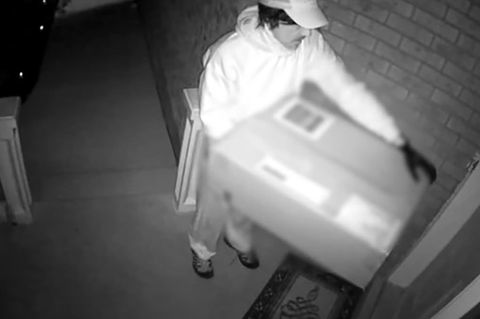 Vermeintlicher Paketzusteller in Kanada klingelt an Tür und schießt