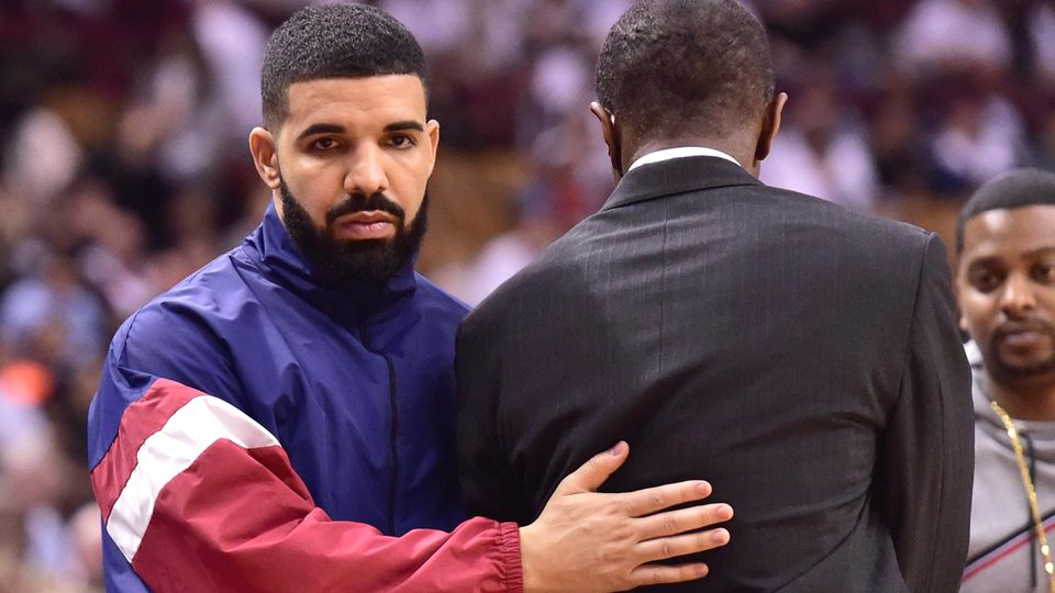 Drake (l.) gibt Torontos Trainer Dwane Casey im Mai 2018 zwei Minuten vor Ende der Playoffpartie gegen die Cleveland Cavaliers einen Klaps auf den Rücken. Die Raptors verloren das Spiel und schieden am Ende mit 0:4 Siegen gegen die Cavs aus den Playoffs aus.