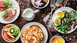 7. Ausgewogene Mischung  Ein Brunchbuffet ist immer reichhaltig und abwechslungsreich. Achten Sie darauf, dass sich nicht nur kalte und warme, sondern auch leichte und üppige Gerichte die Waage halten. Daher sollten neben möglicherweise käsereichen Aufläufen auch leichte Salate und Gemüsegerichte zu finden sein. Was schnell geht: Sie können Gemüsesticks mit Dips aufs Buffet stellen oder am Vorabend eine Suppe oder Gemüse-Antipasti vorbereiten.