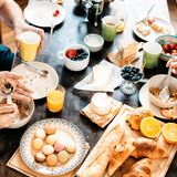 2. Auf mehrere Schultern verteilen  Es muss auch nicht alles an Ihnen hängen bleiben. Vielleicht erlaubt der Rahmen des Treffens es ja, dass sich einige Freunde und Familienmitglieder an den Vorbereitungen beteiligen und vielleicht einen Salat, eine Quiche oder Frikadellen mitbringen oder etwas früher kommen und direkt bei der Zubereitung helfen.