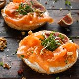 8. Ein bisschen Luxus  Fisch, insbesondere Lachs, gibt Ihrem Brunch eine leicht dekadente Note. Manche servieren ihn allein, etwa gebeizten Lachs, von dem sich jeder nehmen kann, oder als Füllung in Wraps oder Ähnlichem. Beliebt sind auch Sashimi, also roher Fisch. Der Aufwand ist minimal, allerdings sollte man hier vorbestellen und auf absolute Frische achten.      Fleisch sollte auch nicht fehlen, wenn das Buffet nicht explizit vegetarisch oder vegan ist. Einige Gastgeber bereiten sogar einen Braten zu. Andere enscheiden sich für Hähnchenspieße mit Erdnusssauce, Chicken Wings oder den Evergreen: Frikadellen. Die können Sie ja einmal überraschend würzen, wenn Sie auf Abwechslung aus sind.