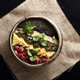 9. Süßes für Naschkatzen  Ein frischer Obstsalat ist ein Klassiker beim Brunchen. Sie können ihn mit etwas Honig oder Ahornsirup und Zitronensaft anmachen, das geht schnell und sorgt für einen Frische-Kick. In dieser Jahreszeit tut es auch eine Schüssel mit frischen Erdbeeren. Ein Vanillequark dazu schmeckt den meisten, ist schnell angerührt und lässt sich gut damit kombinieren. Wer lieber einen Kuchen anbieten möchte, sollte ihn am Abend backen. Schneller und oft einfacher ist es, morgens Muffins zu backen, wenn dafür Zeit bleibt. Die müssen jedenfalls nicht ewig auskühlen.      Gern gesehen sind ansonsten auch Pfannkuchen oder Waffeln. Deutlich weniger Arbeit haben Sie, wenn Sie einen Teig für das Waffeleisen vorbereiten, so dass sich Ihre Gäste selbst Waffeln backen können. Etwas Puderzucker, Apfelmus, Beeren oder Kirschen und geschlagene Sahne dazu stellen, dann kann sich jeder bedienen.