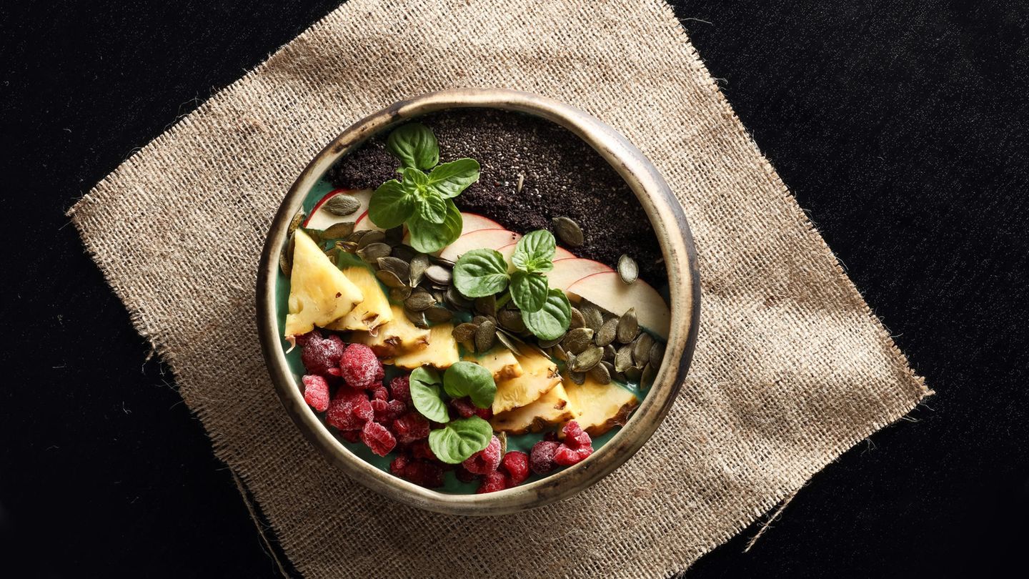Brunch: 9. Süßes für Naschkatzen Ein frischer Obstsalat ist ein Klassiker beim Brunchen. Sie können ihn mit etwas Honig oder Ahornsirup und Zitronensaft anmachen, das geht schnell und sorgt für einen Frische-Kick. In dieser Jahreszeit tut es auch eine Schüssel mit frischen Erdbeeren. Ein Vanillequark dazu schmeckt den meisten, ist schnell angerührt und lässt sich gut damit kombinieren. Wer lieber einen Kuchen anbieten möchte, sollte ihn am Abend backen. Schneller und oft einfacher ist es, morgens Muffins zu backen, wenn dafür Zeit bleibt. Die müssen jedenfalls nicht ewig auskühlen. Gern gesehen sind ansonsten auch Pfannkuchen oder Waffeln. Deutlich weniger Arbeit haben Sie, wenn Sie einen Teig für das Waffeleisen vorbereiten, so dass sich Ihre Gäste selbst Waffeln backen können. Etwas Puderzucker, Apfelmus, Beeren oder Kirschen und geschlagene Sahne dazu stellen, dann kann sich jeder bedienen. 9. Süßes für Naschkatzen Ein frischer Obstsalat ist ein Klassiker beim Brunchen. Sie können ihn mit etwas Honig oder Ahornsirup und Zitronensaft anmachen, das geht schnell und sorgt für einen Frische-Kick. In dieser Jahreszeit tut es auch eine Schüssel mit frischen Erdbeeren. Ein Vanillequark dazu schmeckt den meisten, ist schnell angerührt und lässt sich gut damit kombinieren. Wer lieber einen Kuchen anbieten möchte, sollte ihn am Abend backen. Schneller und oft einfacher ist es, morgens Muffins zu backen, wenn dafür Zeit bleibt. Die müssen jedenfalls nicht ewig auskühlen. Gern gesehen sind ansonsten auch Pfannkuchen oder Waffeln. Deutlich weniger Arbeit haben Sie, wenn Sie einen Teig für das Waffeleisen vorbereiten, so dass sich Ihre Gäste selbst Waffeln backen können. Etwas Puderzucker, Apfelmus, Beeren oder Kirschen und geschlagene Sahne dazu stellen, dann kann sich jeder bedienen.