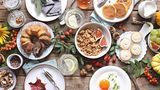 1. Frühzeitige Planung  Ein gelungener Brunch will gut geplant sein. Das fängt mit Einladungen an, geht über Deko und das Bereitstellen von ausreichend Stühlen, Besteck und Geschirr weiter und endet mit den Gerichten selbst. Hier kann man schnell den Überblick verlieren, vor allem, wenn viele Gäste kommen. Bereiten Sie alles so vor, dass Sie am Tag selbst nichts Organisatorisches mehr zu erledigen haben.