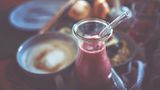 10. Getränke  Natürlich dürfen die Getränke nicht fehlen. Ein Glas Winzersekt, Champagner oder Cremant zum Anstoßen gehört für viele mit dazu. Frisch gebrühter Kaffee ist selbstverständlich, aber für diejenigen unter Ihren Gästen, die vielleicht lieber Tee trinken, sollten Sie eine kleine Auswahl an schwarzem und grünem Tee, vielleicht auch Kräutertee bereit stellen. Manche mögen auch Kakao, vor allem Kinder. Generell sollte Milch nicht fehlen, auch für das Müsli oder den Kaffee. Orangensaft und vielleicht ein, zwei weitere Säfte sowie Wasser gehören ebenfalls mit auf den Tisch.      Vielleicht haben Sie Lust, frisch gemachte Smoothies anzubieten. Wenn Sie einen Standmixer und eine Auswahl an frischem Obst vorrätig haben, können sich Ihre Gäste Mischungen nach eigenem Geschmack zusammenstellen. Als Basis dienen Bananen, Äpfel, Birnen, je nach Saison oder Geschmack können Sie zusätzlich Kiwis, Orangen, Beeren oder sogar Spinat (frisch oder tiefgekühlt) bereithalten. Für einen milden grünen Smoothie, der sogar Kindern schmeckt, brauchen Sie: eine Banane, geschält und in Stücke geschnitten, einen kleinen Apfel, entkernt und in Stücke geschnitten, eine Handvoll Spinat, etwas Wasser, eventuell ein paar Eiswürfeln. Alles im Standmixer pürieren, eventuell mit etwas Honig oder Agavendicksaft süßen.