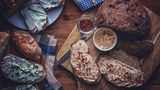 4. Schnelle Brotaufstriche      Zum Brot gehört Belag. Neben einer Auswahl an Käse, Wurst und Schinken können Sie Ihre Gäste mit ungewöhnlichen Aufstrichen überraschen, die Sie schnell selbst zubereiten oder kaufen. Denken Sie auch daran, zwei bis drei verschiedene, gute Marmeladen bereit zu halten, ebenso ein Glas Honig und Nuss-Nougat-Creme für die Schokofans.      Diese drei Aufstriche gelingen schnell:Frischkäse-Rucola-Aufstrich: Einen Becher Frischkäse nach Belieben mit etwas Quark strecken und mit etwas Olivenöl geschmeidig rühren, kräftig mit Salz und Pfeffer würzen. Eine Handvoll Rucola, gewaschen und grob gehackt, unterrühren, sowie nach Geschmack einen EL geröstete Pinienkerne, ein paar in feine Streifen geschnittene getrocknete Tomaten (in Öl) oder beides.Paprika-Feta-Aufstrich: Etwa ein halbes Glas Ajvar (fertige Paprikapaste) oder mehr mit je einer Packung Fetakäse und Frischkäse pürieren. Wer mag, kann zusätzlich etwas gehackte Petersilie und kleine Paprikawürfel unterrühren und alles abschmecken. Wer es pikant mag, kann mit Chili nachwürzen.Rote-Bete-Aufstrich: 2 bis 3 Knollen Rote Bete, vorgegart oder selbst gekocht, mit etwas Öl pürieren, dann eine Packung Frischkäse oder Ziegenfrischkäse unterrühren. Alles mit etwas Zitrone, Salz und Pfeffer und, wer mag, 1 EL Meerrettich abschmecken.