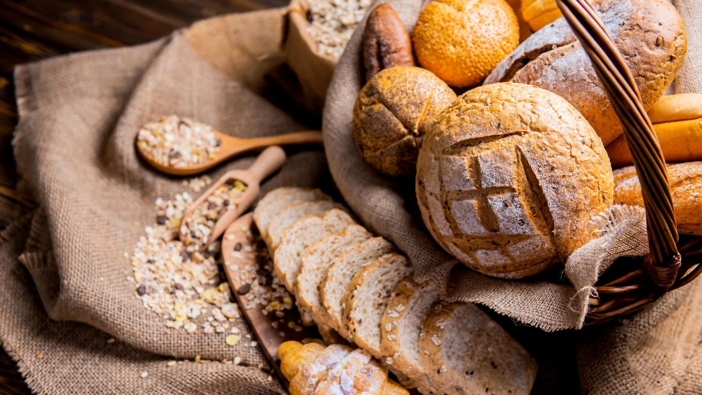 Brunch: 3. Reichlich Brot und Brötchen Ein Brunch lebt von der Vielfalt, und eines der unverzichtbaren Bestandteile ist Gbäck. Am einfachsten ist es, eine gemischte Tüte Brötchen beim Bäcker zu besorgen. Dekorativ sind Brötchenkränze, von dem sich jeder etwas abbrechen kann. Sie können auch Bagel anbieten - oder verschiedene Brote: helles, dunkles, feines, grobes, mit Körnern oder ohne. Pumpernickel, Knäckebrot und Croissants ergänzen die Auswahl - jeder mag zum Frühstück etwas anderes. Wer Zeit und Muße hat, kann selbst Brötchen oder Brote backen, aber das geht nicht ohne entsprechende Vorbereitung. Recht schnell hingegen gelingen pikante Muffins. Aus Blätterteig, frischem oder tiefgekühltem, lassen sich schnell pikante oder süße Mini-Croissants oder Schnecken zubereiten, etwa mit Schinken und Käse oder mit Nutella oder Marmelade. Ca. 12-15 Minuten bei 200° C im Ofen backen, frisch servieren. 3. Reichlich Brot und Brötchen Ein Brunch lebt von der Vielfalt, und eines der unverzichtbaren Bestandteile ist Gbäck. Am einfachsten ist es, eine gemischte Tüte Brötchen beim Bäcker zu besorgen. Dekorativ sind Brötchenkränze, von dem sich jeder etwas abbrechen kann. Sie können auch Bagel anbieten - oder verschiedene Brote: helles, dunkles, feines, grobes, mit Körnern oder ohne. Pumpernickel, Knäckebrot und Croissants ergänzen die Auswahl - jeder mag zum Frühstück etwas anderes. Wer Zeit und Muße hat, kann selbst Brötchen oder Brote backen, aber das geht nicht ohne entsprechende Vorbereitung. Recht schnell hingegen gelingen pikante Muffins. Aus Blätterteig, frischem oder tiefgekühltem, lassen sich schnell pikante oder süße Mini-Croissants oder Schnecken zubereiten, etwa mit Schinken und Käse oder mit Nutella oder Marmelade. Ca. 12-15 Minuten bei 200° C im Ofen backen, frisch servieren.
