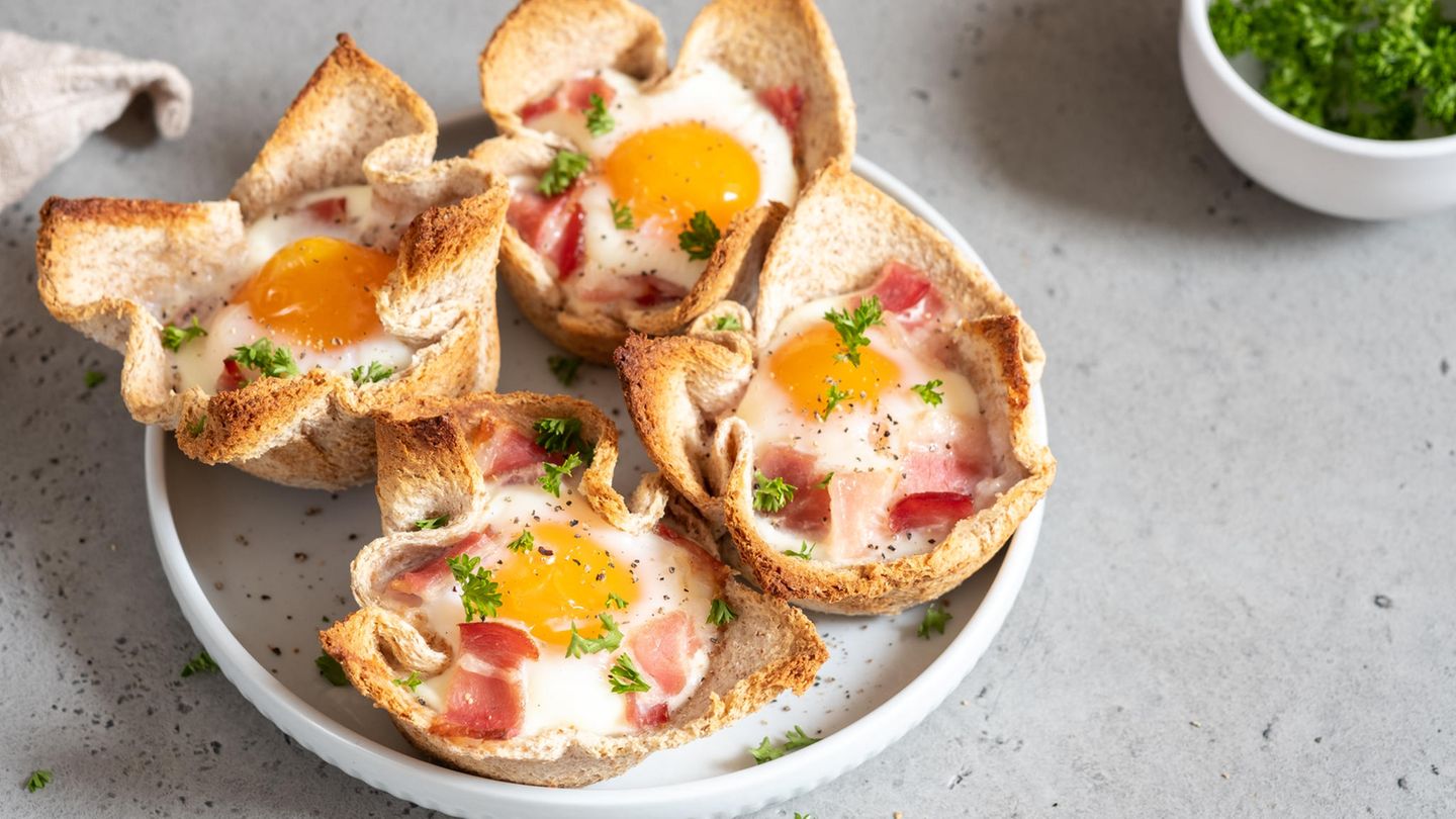 5. Unkomplizierte Eiergerichte  Kein Brunch ohne Ei. Sie können sie gekocht, als Rühr- oder Spiegelei, als Omelette oder Frittata servieren, allerdings bedeutet das oft auch, dass Sie als Gastgeber viel Zeit am Herd verbringen müssen, denn ein Rührei, Omelett oder Spiegelei schmeckt am besten frisch zubereitet. Unser Vorschlag lässt sich gut vorbereiten und variieren - und Sie können als Gastgeber entspannt mit am Tisch sitzen:      Deftige Eier-Muffins Die Vertiefungen eines Muffinblechs einfetten. In einer Pfanne einige Scheiben Bacon anbraten (für jenen Muffin eine), währenddessen ein paar Scheiben Scheiben (Vollkorn-)-Toast leicht rösten. Mit einem schmalen Glas oder Dessertring (in der Größe des Muffinbodens) Böden aus dem Brot ausstechen und je einen Boden in die Vertiefung legen. Den noch heißen Speck wie einen Ring in die Mulde legen. Er bildet den Rand. In jede Vertiefung ein Ei schlagen, mit etwas Salz würzen und im heißen Ofen 12 bis 15 Minuten backen, je nachdem, wie weich das Ei noch sein soll. Herausholen, kurz abkühlen lassen, mit Pfeffer und vielleicht noch Schnittlauch würzen und servieren. Alternativ können Sie auch je einen ganzen Toast in die Mulde drücken, dann aber vorher das Brot dünn ausrollen. Weitere alternative oder ergänzende Zutaten: frische Kräuter, Schinkenwürfel, geriebener Käse oder Gemüsestücke wie Erbsen, Tomaten, Paprika oder Zwiebeln, bei Bedarf gewürfelt.