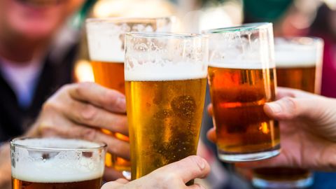 Alkoholsucht: Eine Frau trinkt Rotwein