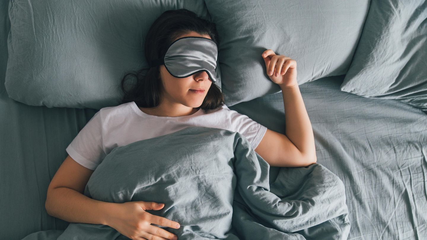 Gesunder Schlaf: Eine Frau liegt im Bett und schläft
