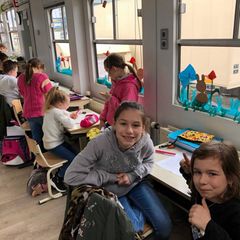 Emma und Romy auf den Schulstühlen