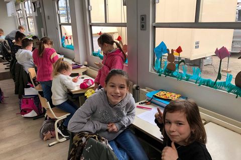 Emma und Romy auf den Schulstühlen