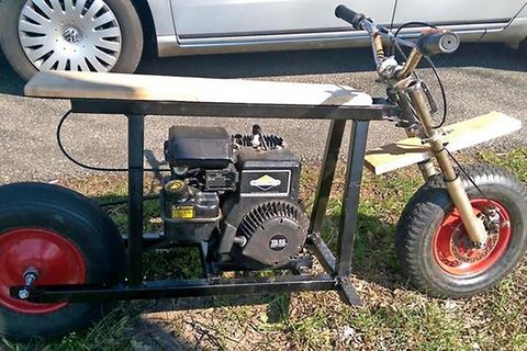 Ein selbstgebautes Moped steht am Straßenrand