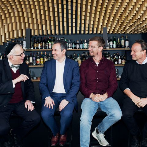 Joko im Gespräch mit Rabbi Steven Langnas, Imam Benjamin Idriz und Pfarrer Rainer Maria Schießler in der Bar Trisoux in München