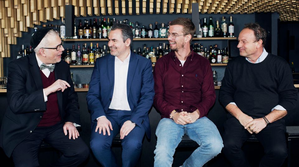 Joko im Gespräch mit Rabbi Steven Langnas, Imam Benjamin Idriz und Pfarrer Rainer Maria Schießler in der Bar Trisoux in München