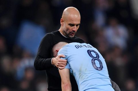 Champions League - Pep Guardiola tröstet Ilkay Gündogan nach dem 4:3-Aus von ManCity