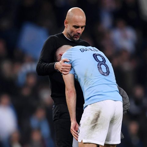 Champions League - Pep Guardiola tröstet Ilkay Gündogan nach dem 4:3-Aus von ManCity