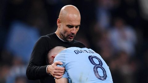 Champions League - Pep Guardiola tröstet Ilkay Gündogan nach dem 4:3-Aus von ManCity