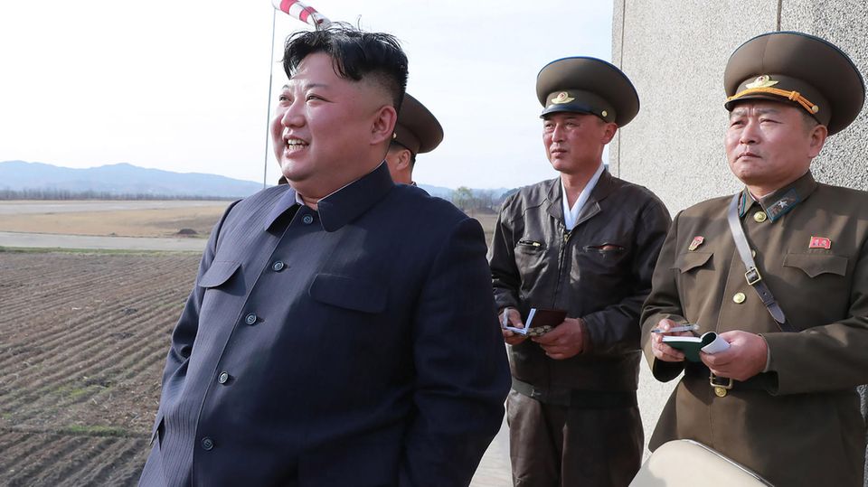 Das offizielle Foto der nordkoreanischen Armee zeigt Kim Jong Un, wie er den Test der taktischen Lenkwaffe beobachtet