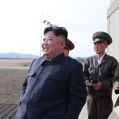 Das offizielle Foto der nordkoreanischen Armee zeigt Kim Jong Un, wie er den Test der taktischen Lenkwaffe beobachtet